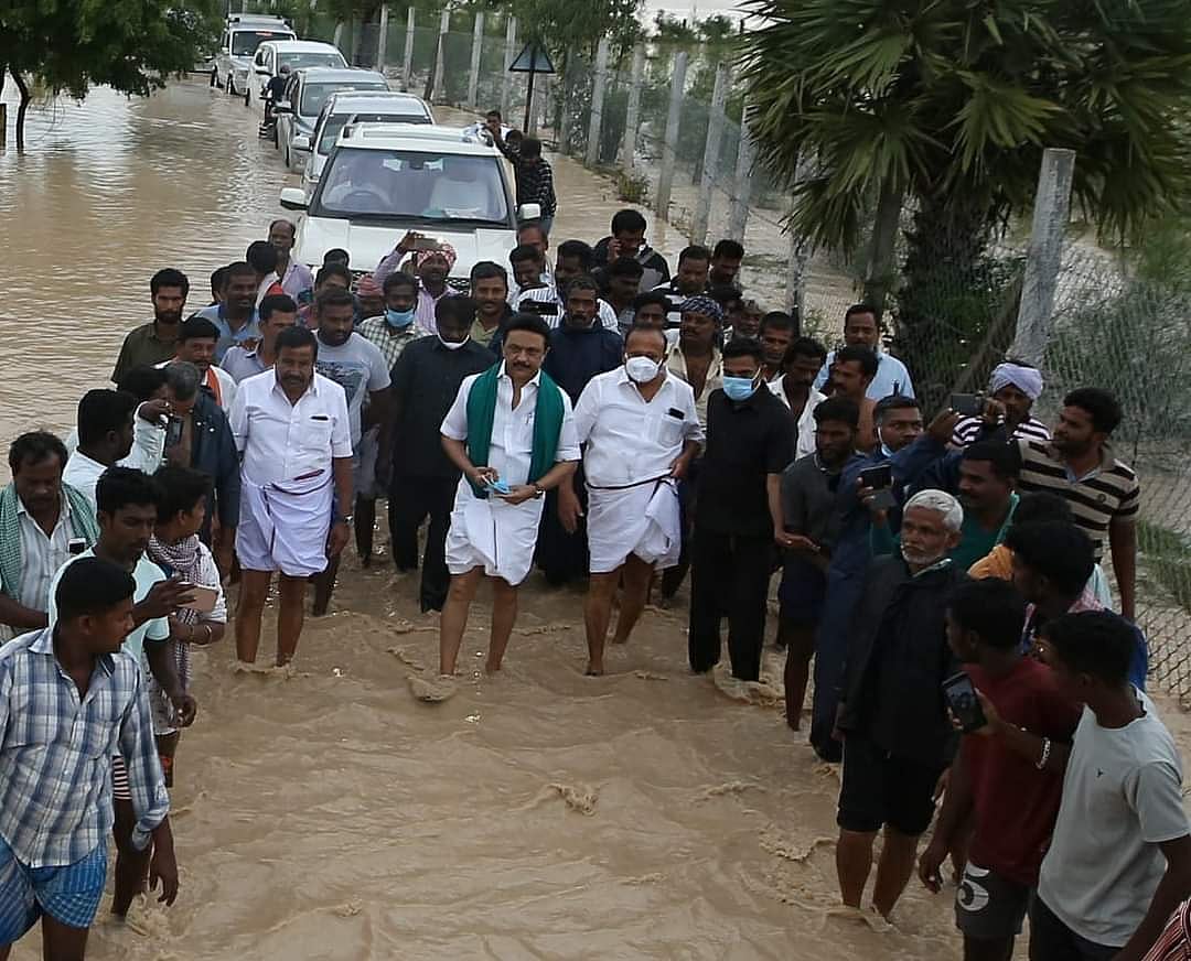 மழை வெள்ளத்தால் பாதிக்கப்பட்ட கடலூர் மாவட்ட மக்களுக்கு நிவாரண உதவி வழங்கிய மு.க.ஸ்டாலின்! #MKStalin4TN