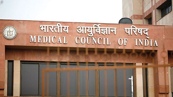 “மருத்துவக் கல்லூரிகளில் கூடுதலாக 2 இடங்கள் உருவாக்க உச்சநீதிமன்றத்தை அணுக வேண்டும்” : ஐகோர்ட்டில் பதில்!