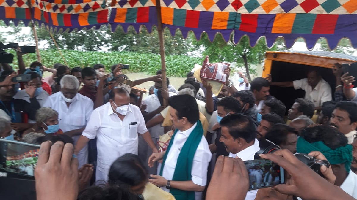 மழை வெள்ளத்தால் பாதிக்கப்பட்ட கடலூர் மாவட்ட மக்களுக்கு நிவாரண உதவி வழங்கிய மு.க.ஸ்டாலின்! #MKStalin4TN