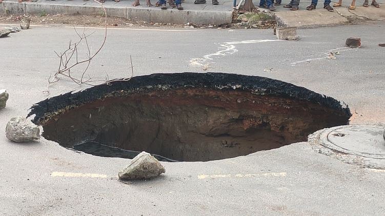 கழிவுநீர் குழாயில் ஏற்பட்ட உடைப்பால் நங்கநல்லூரில் திடீர் பள்ளம்.. போக்குவரத்து துண்டிப்பால் மக்கள் அவதி!