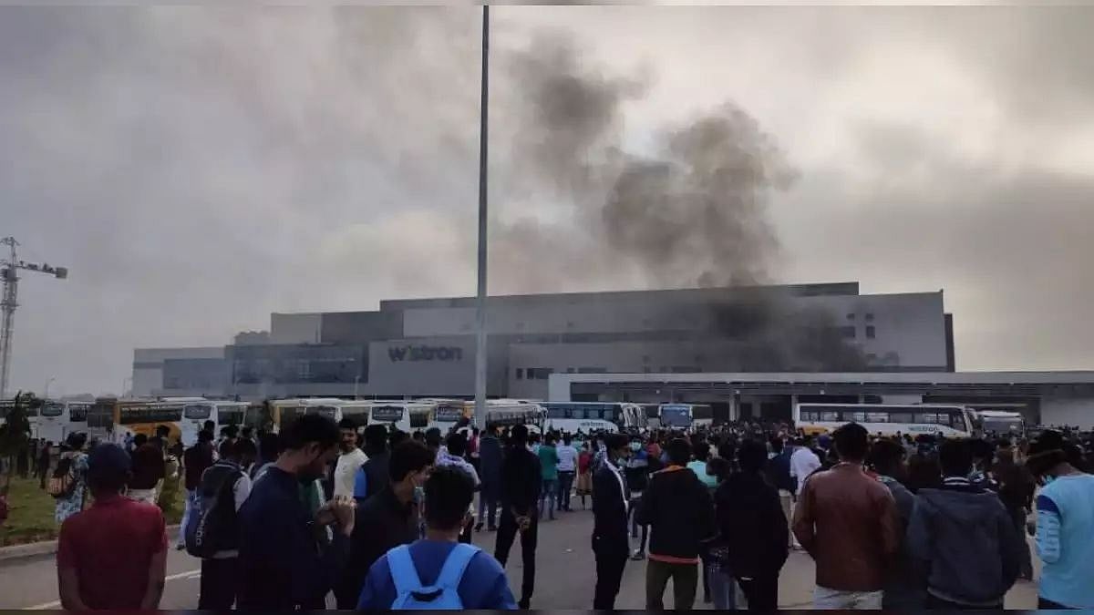 “சம்பளம் கேட்டு போராடிய 2,000 பேர் பணிநீக்கம்”: கர்நாடகாவில் ஐபோன் தயாரிக்கும் ஆலையை சூறையாடிய ஊழியர்கள்!