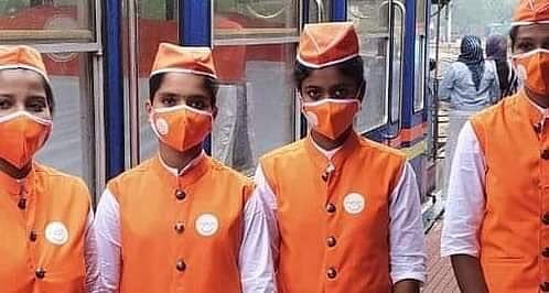 “TN 43 : காவி வண்ணத்தில் ஊட்டி மலை ரயில்” : நபர் ஒன்றுக்கு ரூ.3,000 கட்டணம் - தவிக்கும் சுற்றுலா பயணிகள்!