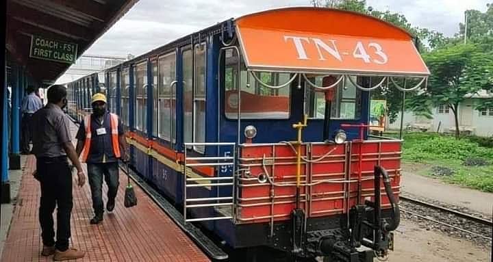 “TN 43 : காவி வண்ணத்தில் ஊட்டி மலை ரயில்” : நபர் ஒன்றுக்கு ரூ.3,000 கட்டணம் - தவிக்கும் சுற்றுலா பயணிகள்!