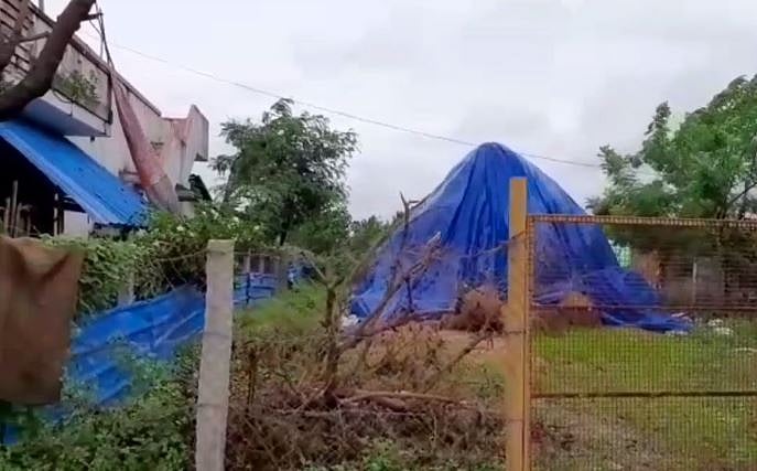 நாகையில் மக்கள் பயன்பாட்டில் இருந்த சமுதாயக் கூடத்தை இடித்து மாட்டுத் தொழுவமாக்கிய அமைச்சர் ஓ.எஸ்.மணியன்!