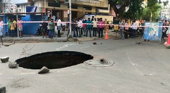கழிவுநீர் குழாயில் ஏற்பட்ட உடைப்பால் நங்கநல்லூரில் திடீர் பள்ளம்.. போக்குவரத்து துண்டிப்பால் மக்கள் அவதி!