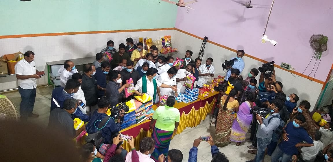 மழை வெள்ளத்தால் பாதிக்கப்பட்ட கடலூர் மாவட்ட மக்களுக்கு நிவாரண உதவி வழங்கிய மு.க.ஸ்டாலின்! #MKStalin4TN