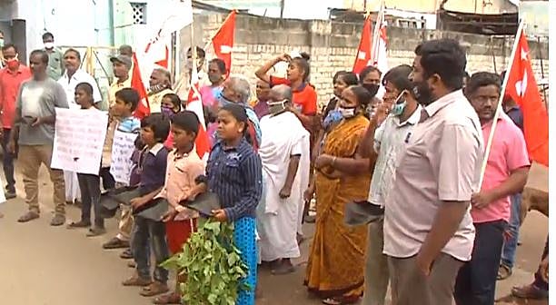ஆடம்பர விளம்பரம் செய்ய பணம் இருக்கும்; சாலை அமைக்க நிதி இருக்காதா? பிச்சையெடுத்து சேலம் மக்கள் போராட்டம்!