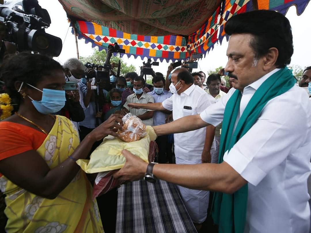 மழை வெள்ளத்தால் பாதிக்கப்பட்ட கடலூர் மாவட்ட மக்களுக்கு நிவாரண உதவி வழங்கிய மு.க.ஸ்டாலின்! #MKStalin4TN