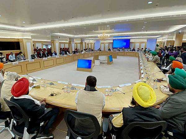 டிசம்பர் 3ல் மீண்டும் பேச்சுவார்த்தை: கோரிக்கையை ஏற்கும் வரை போராட்டம் தொடரும் என விவசாயிகள் திட்டவட்டம்!