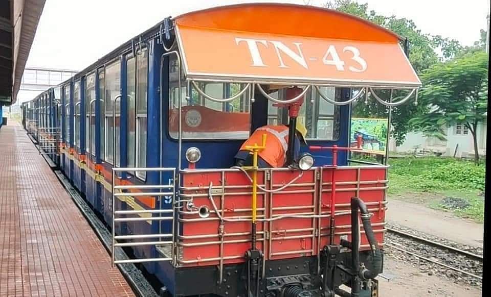 “TN 43 : காவி வண்ணத்தில் ஊட்டி மலை ரயில்” : நபர் ஒன்றுக்கு ரூ.3,000 கட்டணம் - தவிக்கும் சுற்றுலா பயணிகள்!