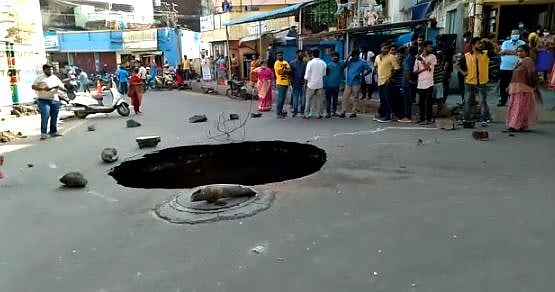 கழிவுநீர் குழாயில் ஏற்பட்ட உடைப்பால் நங்கநல்லூரில் திடீர் பள்ளம்.. போக்குவரத்து துண்டிப்பால் மக்கள் அவதி!