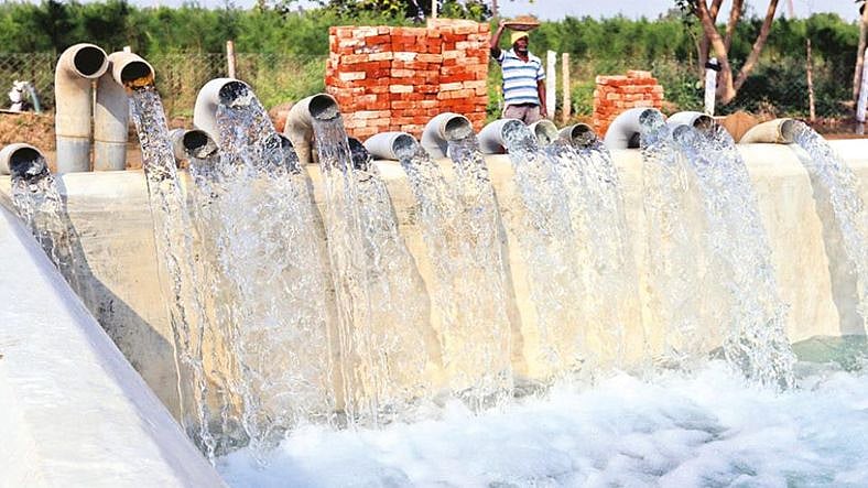 “விளை நிலத்தில் ராட்சத கிணறுகள் அமைத்து நீர் வளத்தை சூறையாடும் அதிமுக பிரமுகர்” : கரூர் விவசாயிகள் வேதனை!