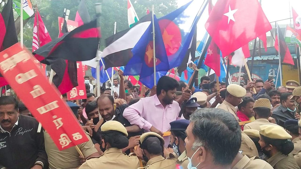 “நீலகிரி மலை ரயிலை தனியாரிடம் ஒப்படைத்து, காவிமயமாக்கும் மோடி அரசை கண்டித்து போராட்டம்” : 200 பேர் கைது!