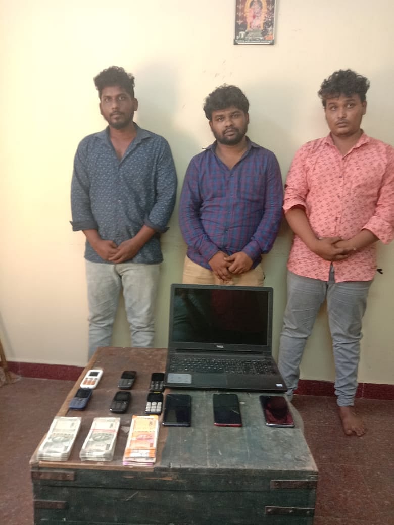 மக்களே உஷார்.. வங்கியில் கடன் வாங்கித் தருவதாகக் கூறி பணம் பறிப்பு: 92,000 ரூபாய் பறிமுதல் - 3 பேர் கைது!