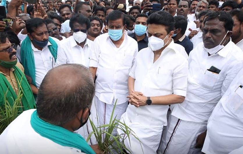 திருவாரூரில் புயல் பாதிப்புகளை பார்வையிட்டு நிவாரண உதவிகளை வழங்கினார் மு.க.ஸ்டாலின்..! (படங்கள்)