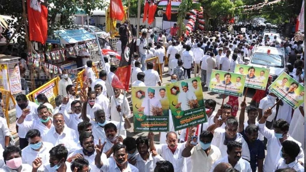 “கொரோனா விதிகளை பின்பற்றாத ஆளுங்கட்சினர் மீது எடுத்த நடவடிக்கை என்ன?” : தமிழக அரசுக்கு ஐகோர்ட் நோட்டீஸ்!