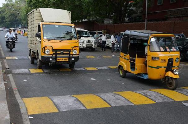 வேக கட்டுப்பாட்டு கருவி குறித்த எந்த நடைமுறையையும் பின்பற்றாத அ.தி.மு.க அரசு - ஐகோர்ட் கடும் அதிருப்தி!