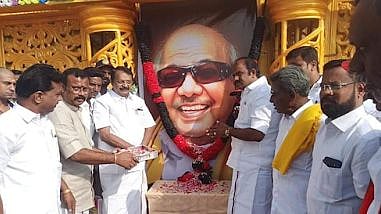 நெசவாளர்கள் நெய்த துணிகளை தோளில் சுமந்து விற்றுக்கொடுத்து உதவியவர் கலைஞர்: கம்பம் செல்வேந்திரன் புகழாரம்!