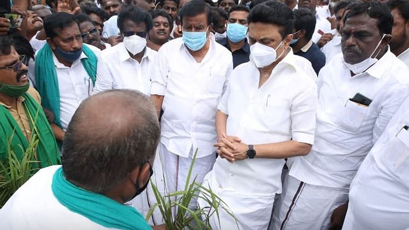 புயல், மழையால் பாதிக்கப்பட்ட திருவாரூர் மக்களை சந்தித்து நிவாரண பொருட்களை வழங்கிய மு.க.ஸ்டாலின்!