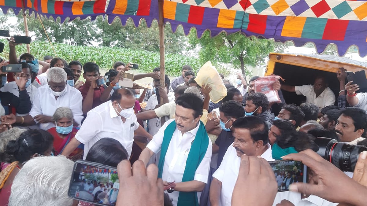 மழை வெள்ளத்தால் பாதிக்கப்பட்ட கடலூர் மாவட்ட மக்களுக்கு நிவாரண உதவி வழங்கிய மு.க.ஸ்டாலின்! #MKStalin4TN