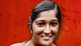 “காதல் கணவருடன் சேர்ந்து காவல் நிலையத்தில் மோட்டார் பைக்குகள் திருடிய பெண் காவலர்” - பரபரப்புத் தகவல்கள்!