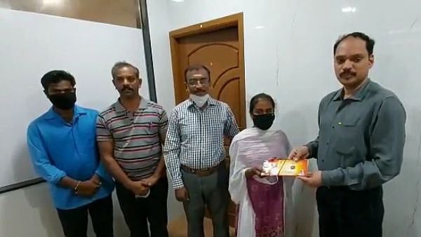 கல்லூரியில் சேர வசதியின்றி கூலி வேலைக்குச் சென்ற மாணவி: முழு கல்வி செலவையும் ஏற்று உதவும் திமுக நிர்வாகி!