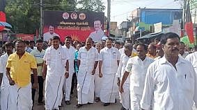 நெசவாளர்கள் நெய்த துணிகளை தோளில் சுமந்து விற்றுக்கொடுத்து உதவியவர் கலைஞர்: கம்பம் செல்வேந்திரன் புகழாரம்!