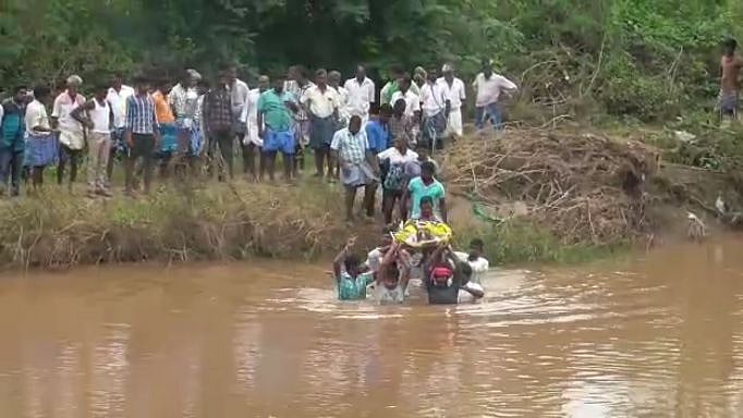 “சுடுகாட்டுக்குப் பாதையில்லை” : ஆரணி அருகே இறந்தவரின் உடலை மார்பளவு தண்ணீரில் எடுத்துச்சென்ற அவலம்!