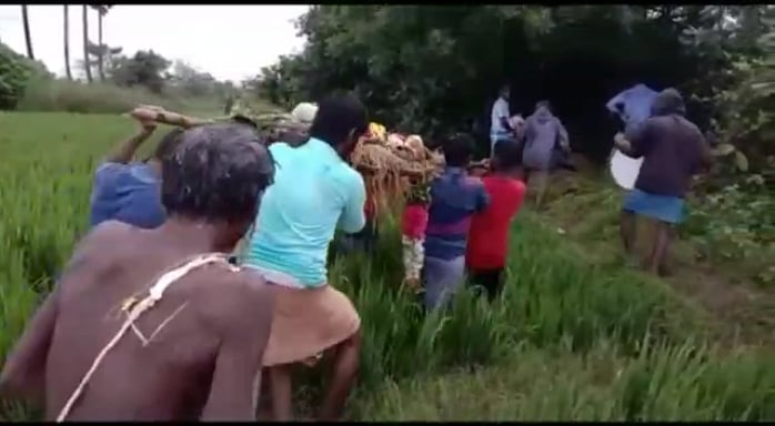 “இறந்தவரின் உடலை பொது வழியில் எடுத்துச் செல்ல தடை”: தீண்டாமை கொடுமையால் தவிக்கும் அருந்ததியின மக்கள்!