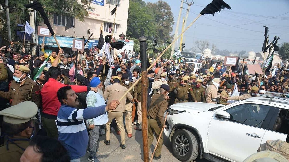 “ஹரியானா முதலமைச்சருக்கு எதிராக கருப்புக் கொடி காட்டி போராட்டம்” : மோடி அரசை கதிகலங்க வைத்த விவசாயிகள்!