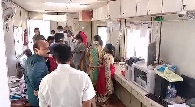 தமிழக சோதனைச் சாவடிகளில் லஞ்ச ஒழிப்புத்துறை திடீர் ரெய்டு... கணக்கில் வராத சுமார் ரூ.10 லட்சம் பறிமுதல்!