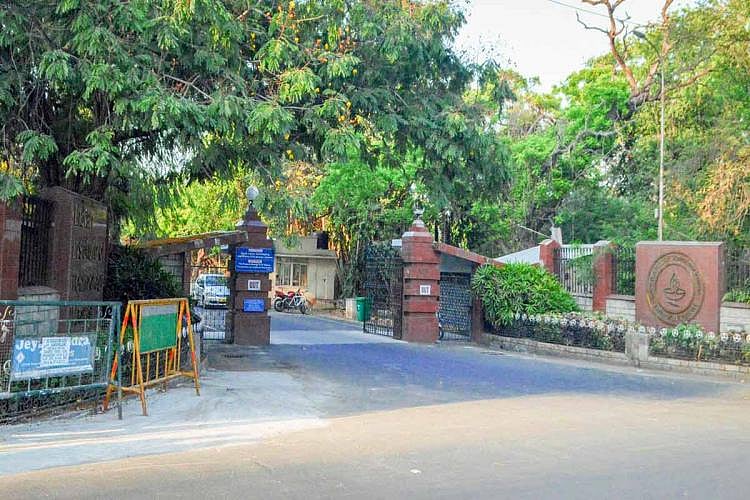 சென்னையின் புதிய கொரோனா ஹாட்ஸ்பாட்: ஐ.ஐ.டியில் இதுவரையில் 183 பேருக்கு வைரஸ் பாதிப்பு..!