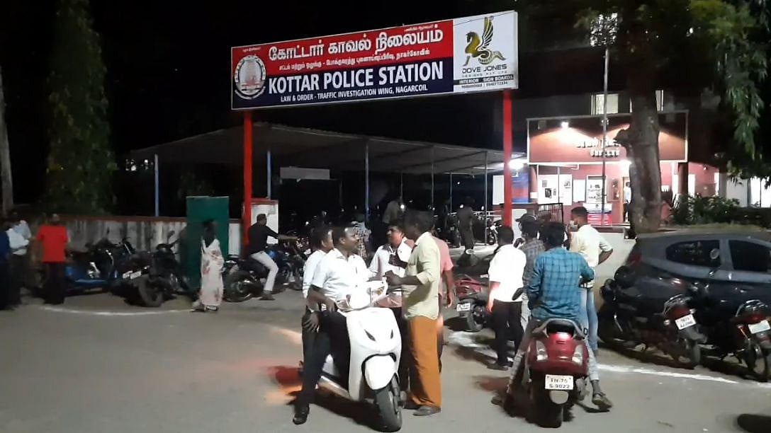 “தகராறை தடுக்க முயன்ற காவலர் மீது கும்பல் தாக்குதல்; 4 பேர் கைது”: நாகர்கோவிலில் நடந்த அதிர்ச்சி சம்பவம்!