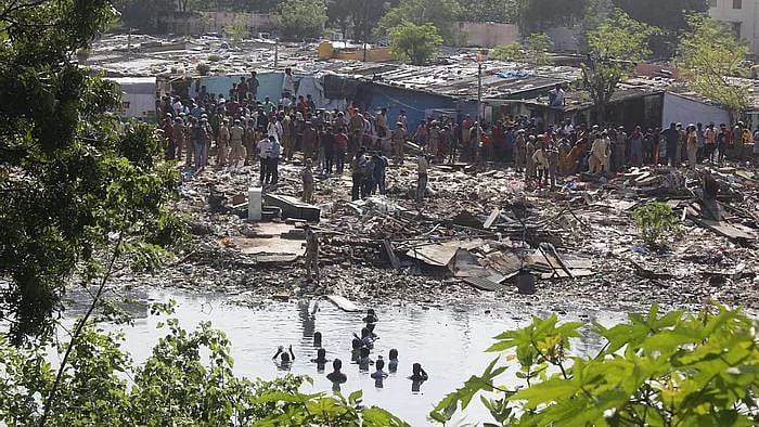 “சென்னை தீவுத்திடல் அருகே வீடுகளை இடித்து எடப்பாடி அரசு அராஜகம்” : நடுத்தெருவுக்கு வந்த பூர்வகுடிகள்!