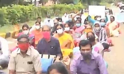 “ரூ.13 ஆயிரத்துக்கு பதில் 3.85 லட்சம் கட்டணம்” : ஈரோட்டில் கல்லூரி திறந்த முதல் நாளே மாணவர்கள் போராட்டம்!