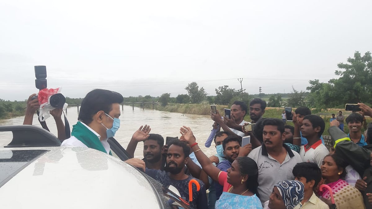 மழை வெள்ளத்தால் பாதிக்கப்பட்ட கடலூர் மாவட்ட மக்களுக்கு நிவாரண உதவி வழங்கிய மு.க.ஸ்டாலின்! #MKStalin4TN