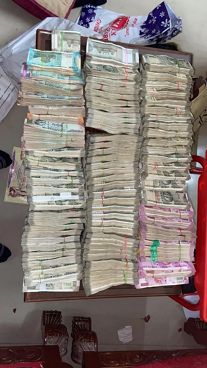 “மாசுக்கட்டுப்பாடு அதிகாரி வீட்டில் கட்டுக்கட்டாக பணம் பறிமுதல்”: அமைச்சருக்கு தொடர்பா? - போலிஸ் விசாரணை!