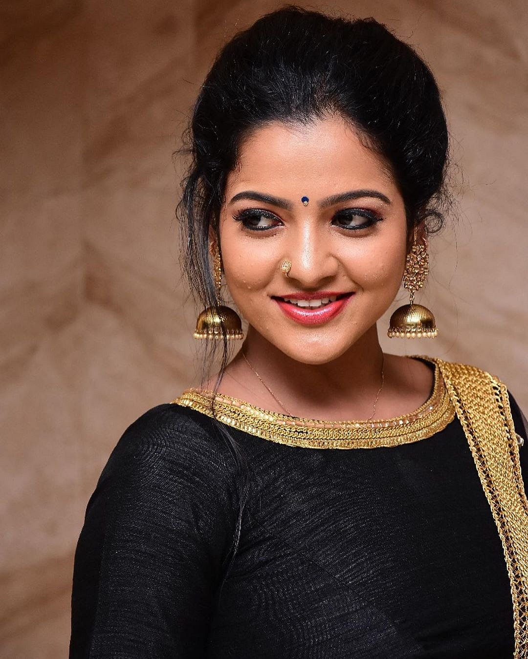 “சின்னத்திரை நடிகை சித்ரா தூக்கிட்டு தற்கொலை” : பிரபலங்கள் மற்றும் ரசிகர்கள் பெரும் அதிர்ச்சி!