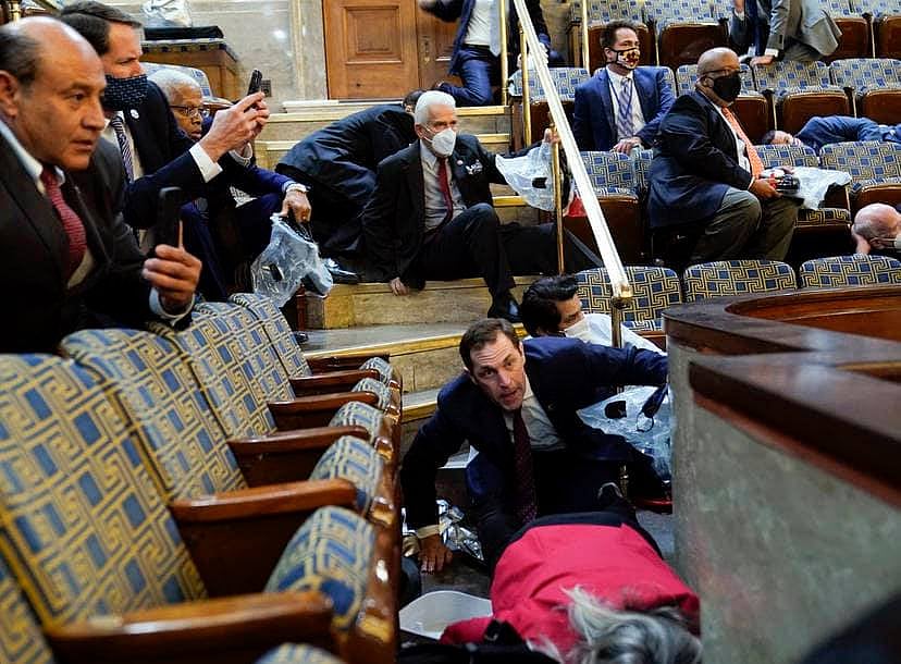 ஜோ பிடன் வெற்றியை தடுக்க சதி : அமெரிக்க நாடாளுமன்றத்தை முற்றுகையிட்டு டிரம்ப் ஆதரவாளர்கள் வன்முறை! #Album