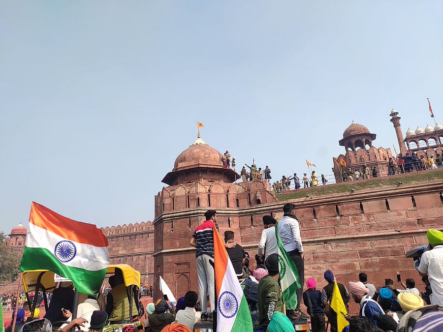 வன்முறை களமாக மாறிய டெல்லி: டிராக்டர் பேரணியின் போது விவசாயிகளை கொடூரமாக தாக்கி போலிஸ் அராஜகம்..! (ALBUM)