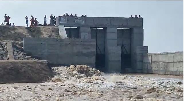 “25 கோடி செலவில் கட்டப்பட்ட தடுப்பணை ஒரே மாதத்தில் உடைந்த அவலம்” : அ.தி.மு.க அரசின் ஊழல் அம்பலம்?