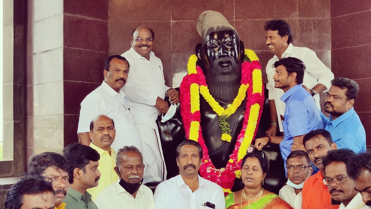 சென்னையில் திருவள்ளுவர் சிலைக்கு மாலை அணிவித்து மரியாதை செலுத்திய திமுகவினர் (படங்கள்)