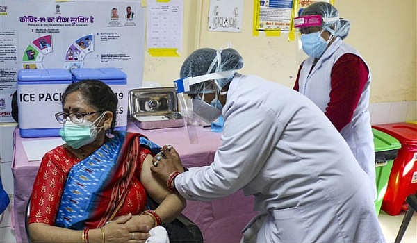 கோவாக்சின் தடுப்பூசியை போட்டுக்கொள்ள பயிற்சி மருத்துவர்கள் மறுப்பு - டெல்லியில் பலருக்கு பக்க விளைவுகள்!