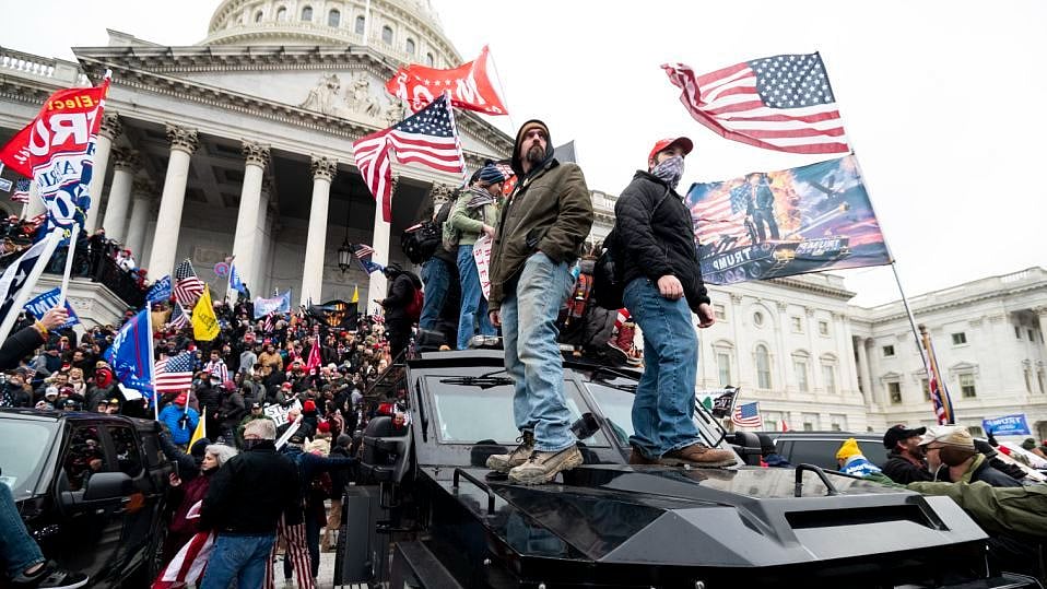 ஜோ பிடன் வெற்றியை தடுக்க சதி : அமெரிக்க நாடாளுமன்றத்தை முற்றுகையிட்டு டிரம்ப் ஆதரவாளர்கள் வன்முறை! #Album