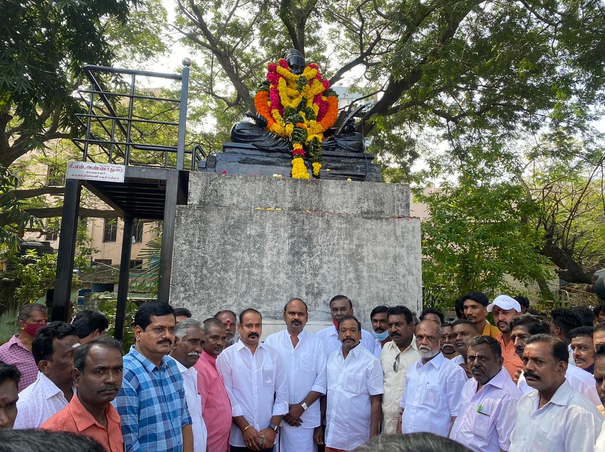 சென்னையில் திருவள்ளுவர் சிலைக்கு மாலை அணிவித்து மரியாதை செலுத்திய திமுகவினர் (படங்கள்)