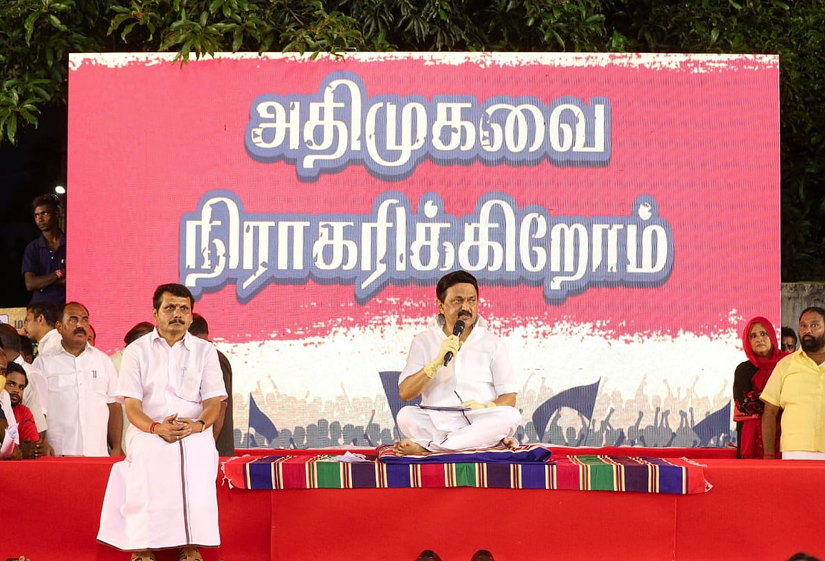 கரூரில் ‘மக்கள் கிராமசபை கூட்டம்’ - தி.மு.க தலைவர் மு.க.ஸ்டாலினுக்கு மக்களின் உற்சாக வரவேற்பு! (ALBUM)
