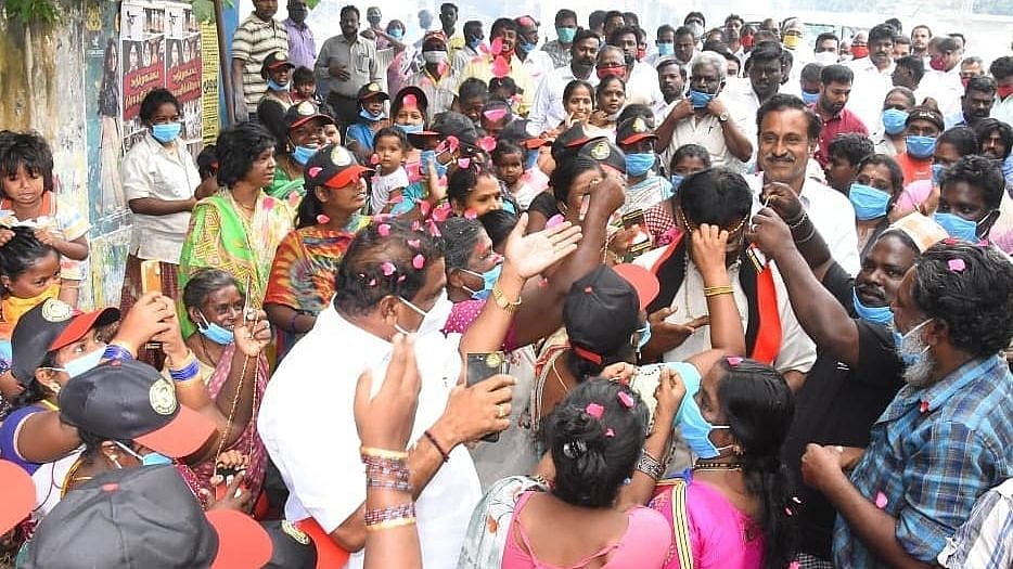 “தி.மு.க கூட்டத்தில் கலந்துகொண்டால் ரூ.2500 வழங்கமாட்டோம்” : நரிக்குறவர் சமூக மக்களை மிரட்டும் அ.தி.மு.க!