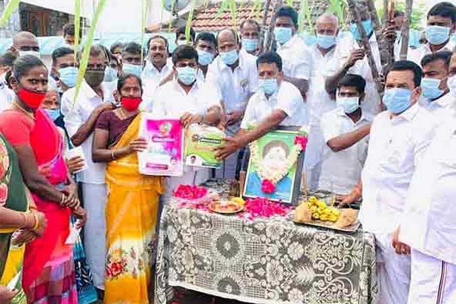 "பொங்கல் பரிசா? தேர்தல் பரிசா?” - தோல்வி பயத்தில் விராலிமலை தொகுதிக்கு வாரியிறைக்கும் விஜயபாஸ்கர்!