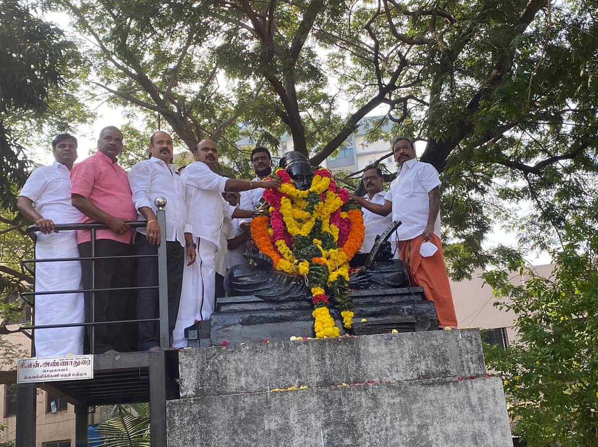 சென்னையில் திருவள்ளுவர் சிலைக்கு மாலை அணிவித்து மரியாதை செலுத்திய திமுகவினர் (படங்கள்)