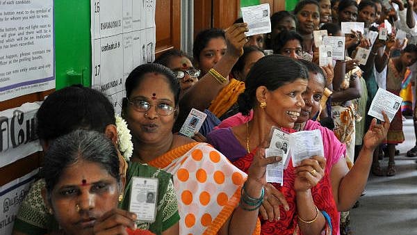   #TnElections2021 - இறுதி வாக்காளர் பட்டியல் வெளியீடு: ஆண்களை பின்னுக்குத் தள்ளிய பெண் வாக்காளர்கள்!